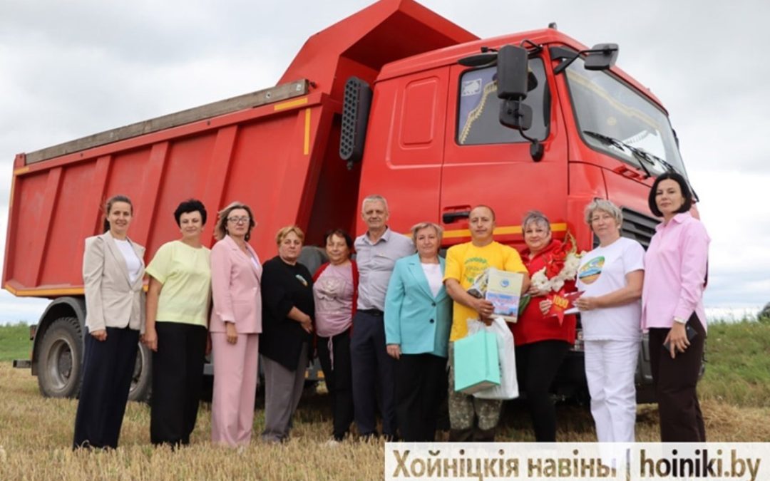 ВТОРОЙ ТЫСЯЧНИК В РАЙОНЕ ПОШЁЛ. ВЗЯЛ ОЧЕРЕДНОЙ ЗОЛОТОЙ РУБЕЖ ВОДИТЕЛЬ КСУП «ИМЕНИ И.П. МЕЛЕЖА» АНДРЕЙ ПАВЛЕНОК