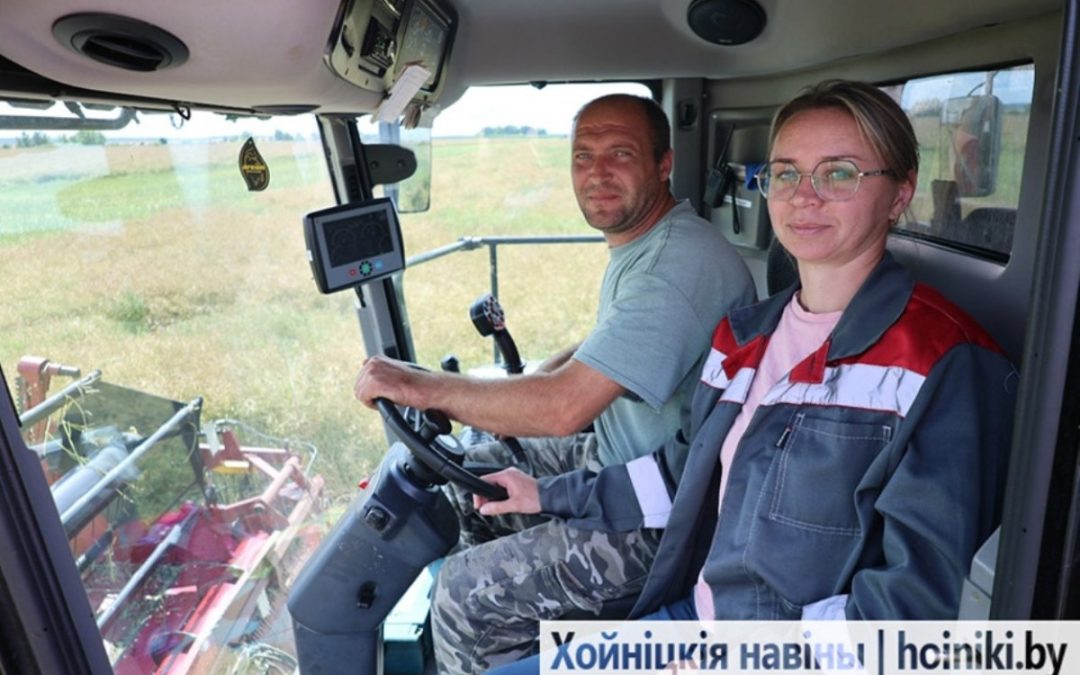 ОДНА ЖАТВА – ОДНА СЕМЬЯ: СУПРУЖЕСКИЙ ЭКИПАЖ ИЗ КСУП «ЭКСБАЗА «СТРЕЛИЧЕВО» АЛЕКСАНДРА И АННЫ ПУПУНИНЫХ ПОКОРЯЕТ ПОЛЯ НА УБОРОЧНОЙ