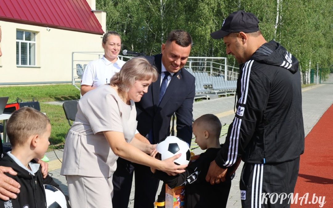 ПОДАРКИ К ШКОЛЕ И СПОРТИВНЫЙ ПРАЗДНИК ОТ ПРОФСОЮЗА АПК: 22 БУДУЩИХ ПЕРВОКЛАССНИКА ПОЛУЧИЛИ ПОРТФЕЛИ И ШКОЛЬНЫЕ ПРИНАДЛЕЖНОСТИ