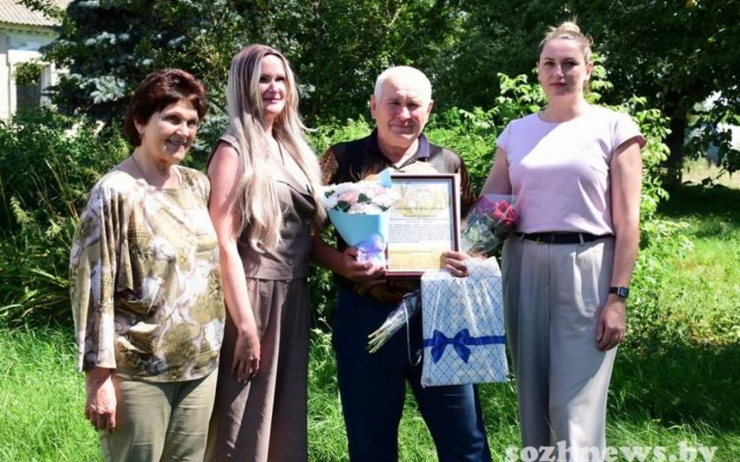 ВЕТЕРАНСКИЙ ВОЗРАСТ НЕ МЕШАЕТ ИГОРЮ НОВИКОВУ АКТИВНО УЧАСТВОВАТЬ В УБОРОЧНОЙ КАМПАНИИ
