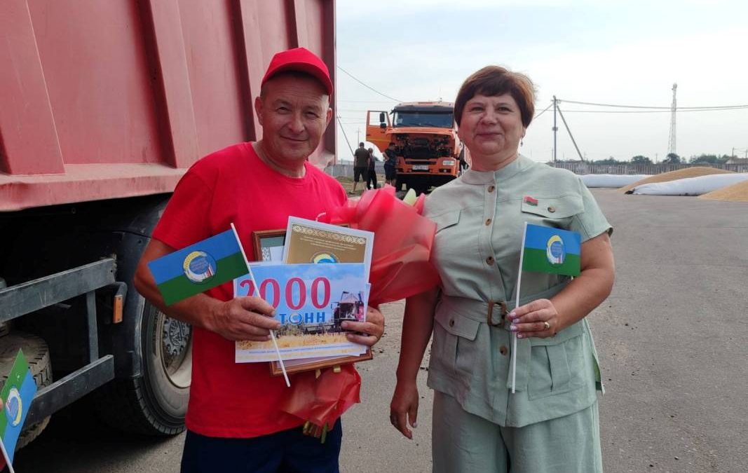 В ЛОЕВСКОМ РАЙОНЕ ЧЕСТВОВАЛИ ЛИДЕРОВ УБОРОЧНОЙ КАМПАНИИ ИЗ ОАО «УРОЖАЙНЫЙ»