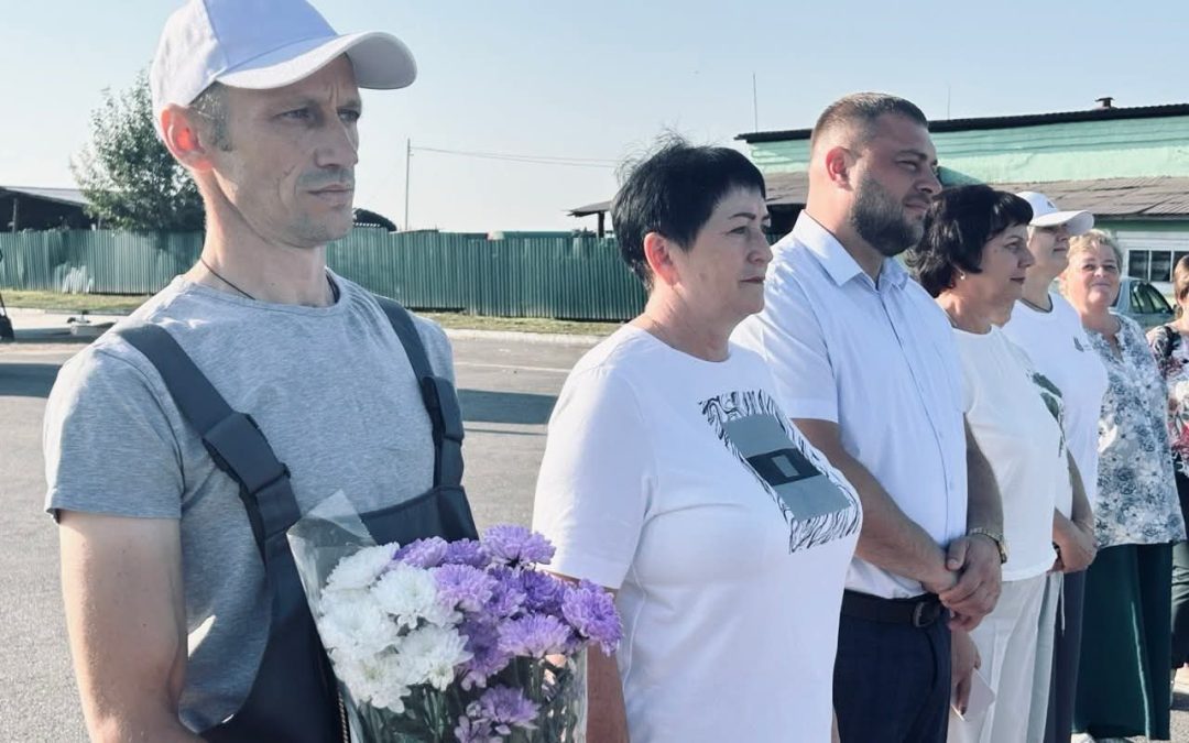 СЕГОДНЯ В ОАО «ЗВЕЗДА» ЧЕЧЕРСКОГО РАЙОНА  ЧЕСТВОВАЛИ ВОДИТЕЛЯ, КОТОРЫЙ ПЕРВЫЙ В РАЙОНЕ ПЕРЕВЕЗ 2000 ТОНН ЗЕРНА НОВОГО УРОЖАЯ