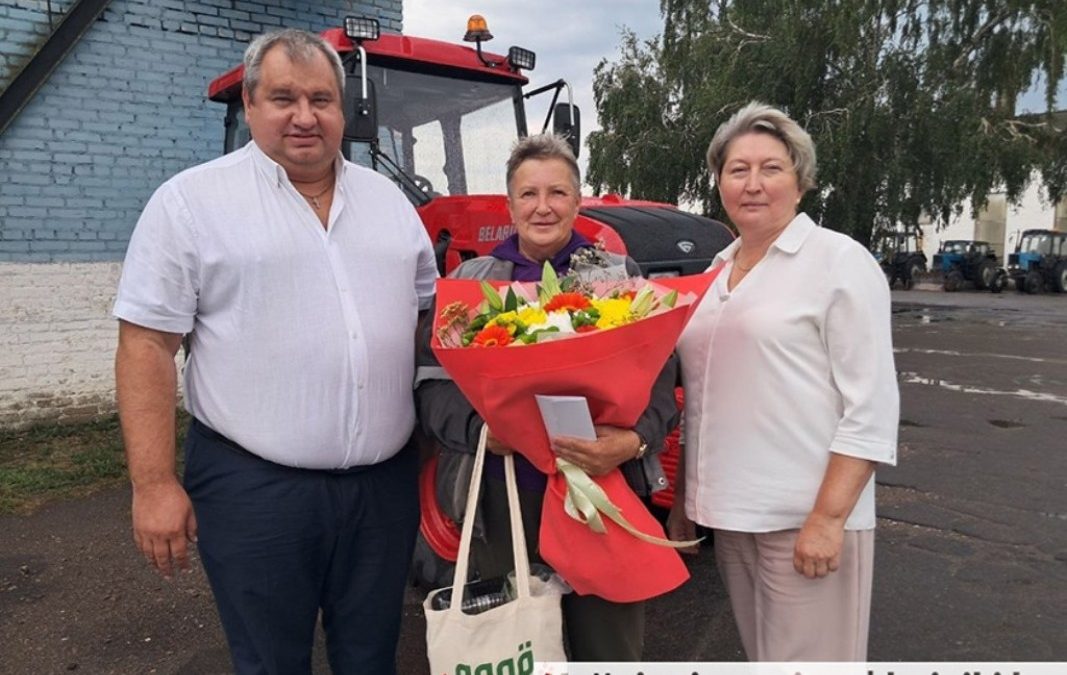 СЕРТИФИКАТ НА 500 РУБЛЕЙ В «ЕВРООПТ» И НАБОР ПРОДУКТОВ ОТ БРЕНДА «СВАЁ»: ПОЗДРАВЛЕНИЯ ПРИНИМАЛИ МЕХАНИЗАТОР ЕЛЕНА ВОЛКОВА И ВОДИТЕЛЬ СНЕЖАНА КОЛЕДА
