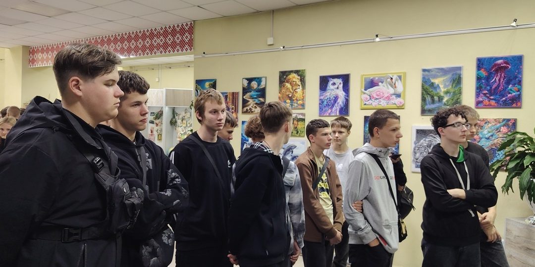 МАРШРУТАМИ ПАМЯТИ И ТВОРЧЕСТВА: ПЕРВОКУРСНИКИ БУДА-КОШЕЛЕВСКОГО КОЛЛЕДЖА ПОСЕТИЛИ ЗНАКОВЫЕ МЕСТА ГОРОДА